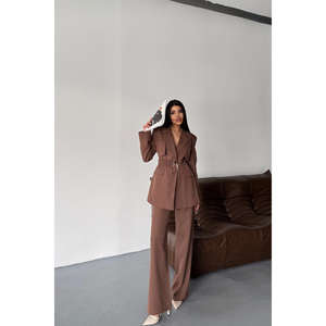 Conjunto de Chaqueta y Pantalones Marrones para Mujer con Detalle de Cinturón de Cadena, Elegante Conjunto de Traje - Product Image 2