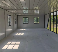Maison modulaire en acier à deux étages avec un design méditerranéen, mur-rideau en verre, terrasse, escalier extérieur pour usage de bureau
