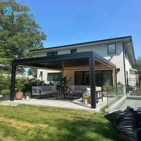 Pergola en aluminium Sweet Home avec toit à lames motorisées pour jardin