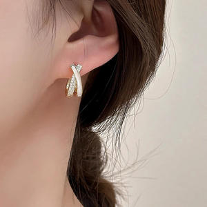 Orecchini a Cerchio Dorati da Donna, Placcati in Oro 18K, con Cristalli e Strass, Design Geometrico di Lusso per Uso Quotidiano - Product Image 5