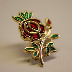 Broche de revers de haute qualité personnalisée en métal 3D <span class=keywords><strong>Rose</strong></span> <span class=keywords><strong>Croix</strong></span>, émail souple translucide, motif fleur, pour franc-maçon, vente en gros, pour costume - Product Image 1