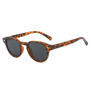 Occhiali da Sole Ovali Vintage Semplici da Uomo con Rivetti, Occhiali da Sole Casual da Viaggio, Scelta Colorata, Occhiali da Vacanza per Coppie - Product Image 4