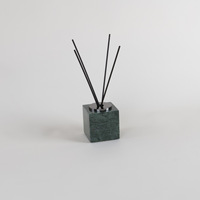 Diffuseur de parfum en marbre naturel avec logo personnalisé STONEKOCC, design minimaliste, parfums variés longue durée