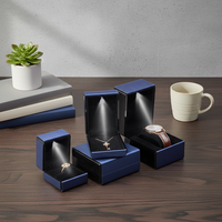 Boîte à bijoux luxueuse avec fonction d'éclairage. Boîte de présentation mate de style tiroir, personnalisable avec logo de marque.