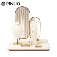 Ensemble de présentoirs à bijoux de luxe PINUO avec logo personnalisé, en métal doré brossé et velours, pour comptoir de bijouterie