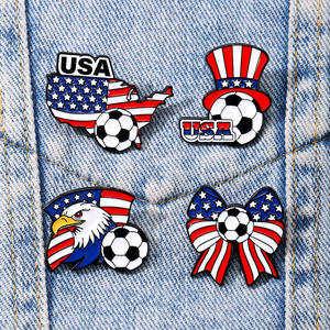 Cadeau personnalisé : Épinglette drapeau américain avec design créatif d'épinglette de football, badge édition limitée - Product Image 1