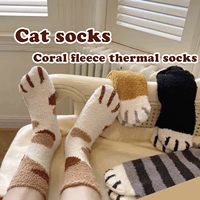 Chaussettes d'hiver épaisses à motifs amusants en gros, chaussettes chaudes et douillettes personnalisées, chaussettes pantoufles d'hiver chaudes pour femmes avec motif de chat mignon