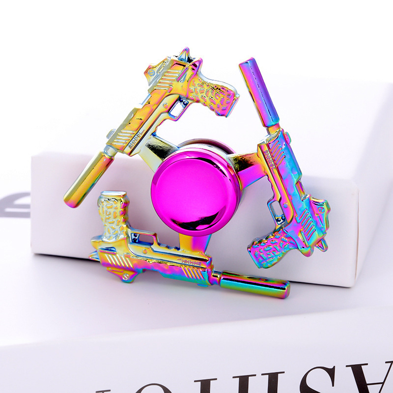 Pistola silenciadora colorida en caja de hierro.
