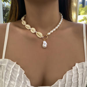 Collier tendance et élégant en chaîne à maillons en laiton plaqué or avec pendentif en forme de coquille de perle pour femmes UIONEN 1410 - Product Image 1
