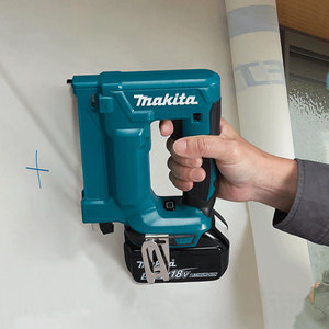 Pistola de Clavos Recargable Makita DST112 de 3.1mm 7-10mm, Herramienta para Trabajar la Madera - Product Image 3