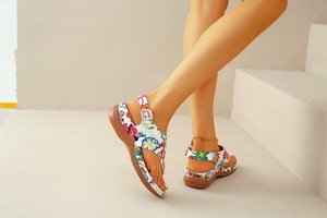 Sandales compensées imprimées à motif floral avec boucle réglable et semelle souple et confortable – Idéales pour l'été et les loisirs - Product Image 3