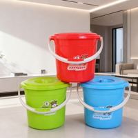 Seau en plastique PP personnalisé avec poignée, idéal pour une utilisation comme seau à glace en plastique.