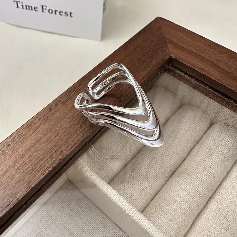 Женское кольцо из серебра 925 пробы с V-образным вырезом