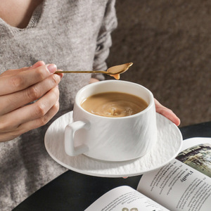 Ensemble tasse et soucoupe en céramique et porcelaine couleur unie simple avec motif rocheux et anse suspendue 250 ml, style européen pour usage domestique - Product Image 3