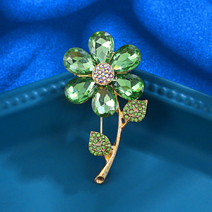 Broche de flor de trébol verde personalizado, diamantes de imitación de cristal, broches pequeños elegantes, mujeres de diseñador - Product Image 4