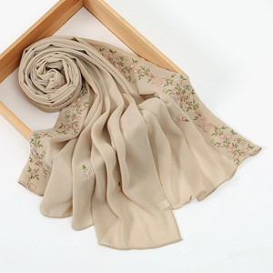 Hiyab largo de chifón con bordado floral, elegante hiyab islámico de verano para mujeres de Malasia. - Product Image 3