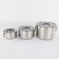 Set Peralatan Masak AXA Memiliki Desain yang Stylish dan Dapat Ditumpuk dalam Bahan Stainless Steel dengan Tiga Panci dalam Berbagai Ukuran dan Tutup yang Serasi dari Kaca