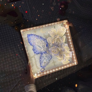 Dipinto Artigianale con Texture a Farfalla in Vendita, Cornice con Rose e Farfalle per Decorazione Casa, Regalo Pittorico per Madre o Fidanzata - Product Image 4