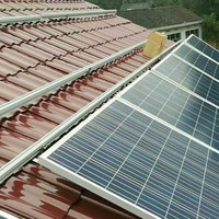 Système solaire photovoltaïque personnalisé en aluminium pour toitures plates en tuiles métalliques avec batteries au plomb-acide/aux ions lithium (500-1000W)