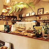 Vitrine de présentation de pâtisseries sur mesure avec éclairage LED/design intérieur de boulangerie