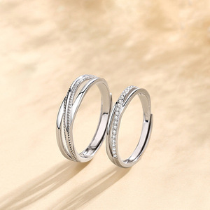 Anello Minimalista a Linea Incrociata per Coppie, Gioiello da Dito Unisex Stratificato alla Moda - Product Image 3
