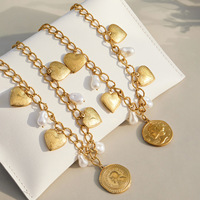 Collier en acier inoxydable plaqué or 18 carats avec pendentif cœur et fausse perle, disponible en boîte cadeau OEM pour la vente en gros