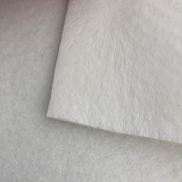 Feutre non tissé aiguilleté avec absorption d'eau d'un côté et imperméabilisation occultante de l'autre pour la confection de sacs textiles de maison