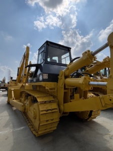 รถดันดินตีนตะขาบ Shantui SD 32 สีเหลือง รุ่น SD22 พร้อมชิ้นส่วนเครื่องยนต์หลัก รถดันดิน Shantui SD 32 คุณภาพสูง - Product Image 3
