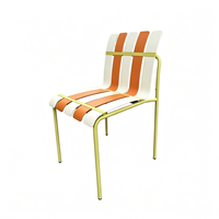 Chaise à lattes en PP à cadre en fer, à rayures et blocs de couleur, imperméable, pour extérieur, patio, café, restaurant, terrasse, cour, parc