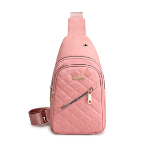 Bolso de Pecho Moderno Estilo T, Bolso Cruzado Ligero de Nailon Rosa con Orificio para Auriculares, Bolso de Hombro Pequeño Informal y Versátil - Product Image 5