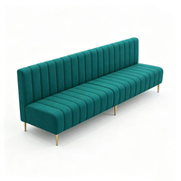 Ensemble de mobilier commercial pour restaurant : chaises, tables, banquettes et canapés sur mesure