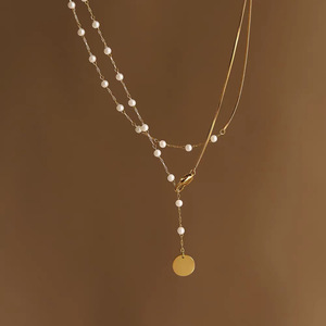 Collar de perlas de imitación francesas de acero inoxidable, suéter de oro de 18 quilates, collar llamativo de cadena larga de hueso de serpiente de perla de doble capa - Product Image 3