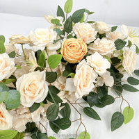 Décoration florale artificielle sur mesure pour mariage : centre de table, chemin de table, arrangement floral de chevet - Vente en gros