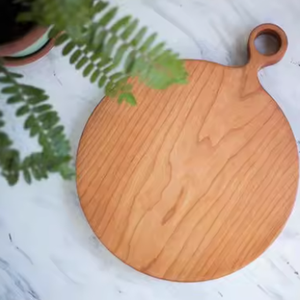 Planche à découper ronde en bois de cerisier avec trou pour la poignée - Product Image 1