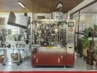 Machine de remplissage et de scellage automatique de tubes avec mécanisme à came interne et scellage à air chaud pour tubes cosmétiques en plastique et laminés