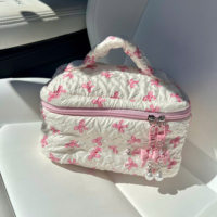 Boîte à cosmétiques matelassée à motif floral, avec ruban, fermeture éclair, poignée portable, grande capacité, trousse de toilette de voyage