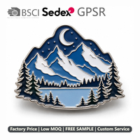 Broche personnalisée en émail dur motif montagne enneigée et pin, plaquée or, badge de revers, MOQ 50 pièces pour cadeau d'hiver