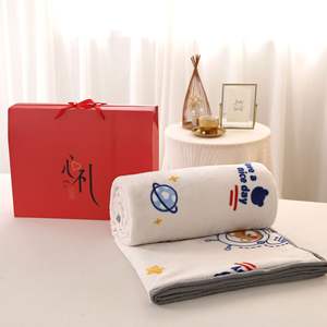Vente chaude Logo personnalisable couleur unie emballage de boîte-cadeau de flanelle écologique couverture de sieste - Product Image 2