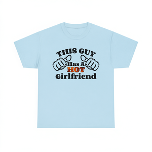 Camiseta con la frase "Este chico tiene una novia guapa", regalo divertido de aniversario para novio, camiseta para el Día de San Valentín - Product Image 3