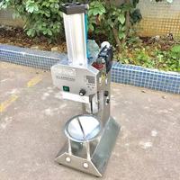 Volledig automatische groene kokosnootschilmachine, industriële kokosnootschilverwijderingsmachine voor de productielijn van kokoswater, fruit.