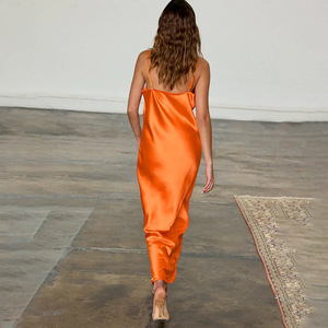 Vestido Largo Elegante de Satén con Cuello en V y Espalda Descubierta para Eventos Nocturnos - Product Image 4