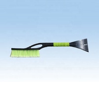 Brosse à neige en plastique avec grattoir à glace