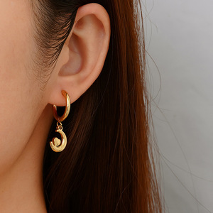 Pendientes de Aro Dorados con Diseño de Ramo |   Acero Inoxidable con Baño de Oro PVD de 18K |   Varios Diseños Modernos para Mujer, Impermeables e Hipoalergénicos - Product Image 3