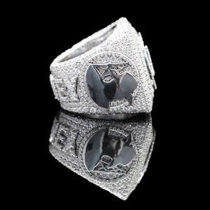 แหวนมอยส์ซาไนต์รอยัลสำหรับแหวนกษัตริย์ ชุบเงิน หรูหรา สไตล์ฮิปฮอป แหวนเพชรโมอิสซาไนต์สำหรับผู้ชาย - Product Image 3