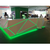 Comptoirs de bar en Corian Led Bear Drink Studio, design luxueux en forme de L, mobilier de café pour hôtel, configuration de bar