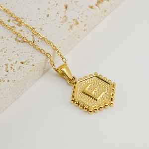 Collar con Colgante de Letra Hexagonal de Acero Inoxidable Chapado en Oro PVD de 18K |   Elegante Gargantilla con 26 Letras del Alfabeto Inglés para Mujer - Product Image 6