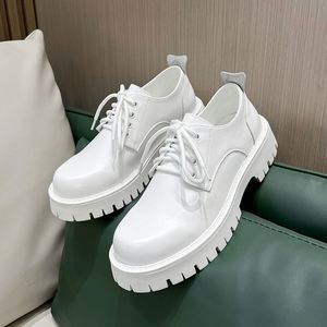 Chaussures en cuir blanc pour hommes, chaussures à semelles épaisses avec talons surélevés, style rétro, grande taille pour hommes, chaussures formelles à bout rond - Product Image 1
