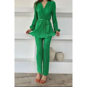 Conjunto de Traje Verde Plisado con Cinturón para Mujer, 100% Poliéster, Antiarrugas, Pantalones de Manga Larga - Product Image 2