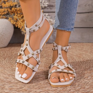 Sandalias de gladiador con punta cuadrada para mujer, estilo veraniego, con remaches metálicos decorativos, hebilla en el tobillo, informales, para la playa - Product Image 2