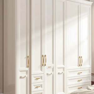 Armoire de style français haut de gamme avec des sculptures ornées et des accents dorés - Product Image 1